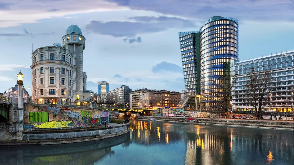 Wien, Donaukanal mit Urania und Uniqa Tower